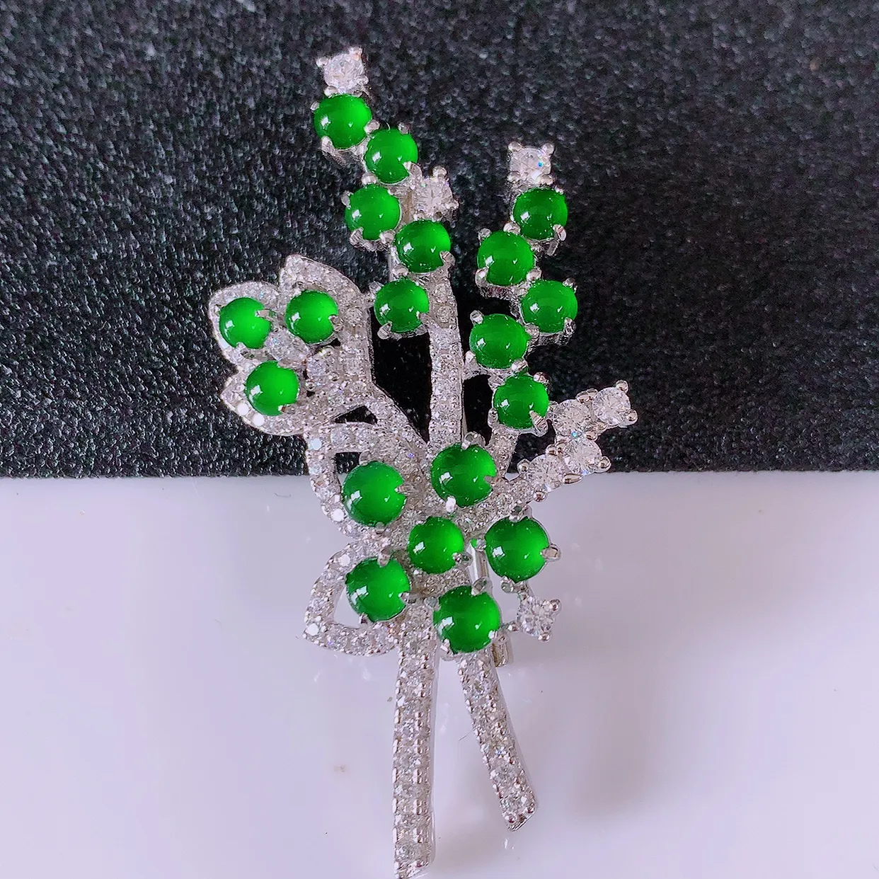 冰透满绿翡翠925银镶嵌胸针，自然光实拍，翠色灵动，颜色漂亮，种老水足，品相佳，佩戴佳品！#97.4整体45.8*22*8.8裸石2.8*2.8