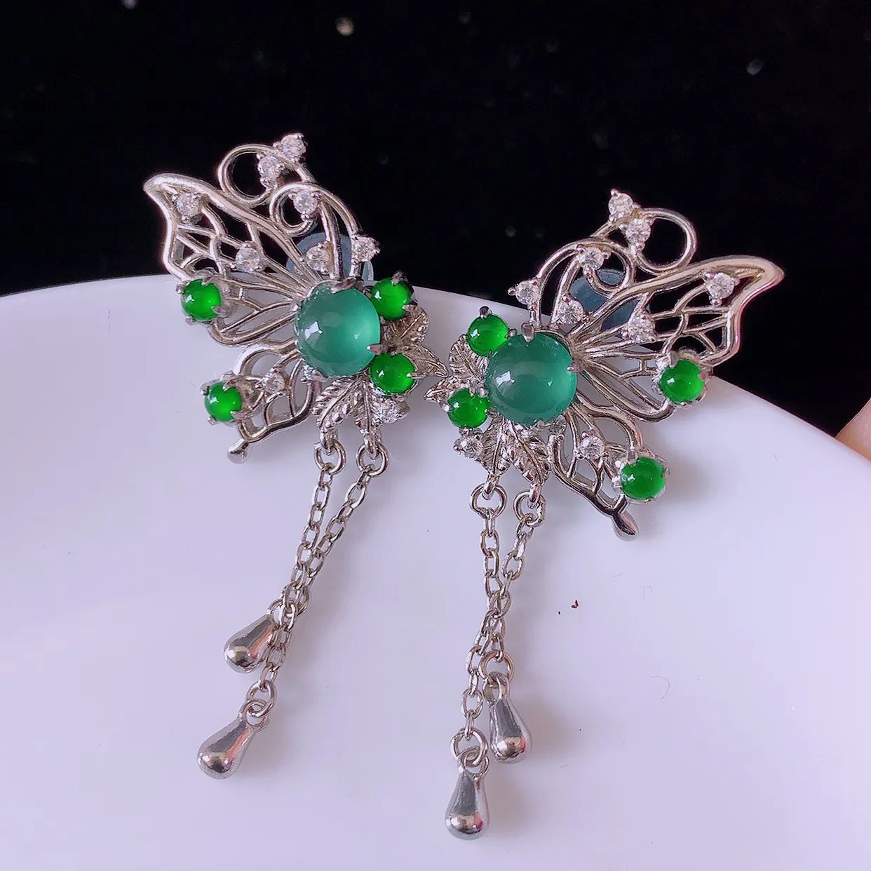 冰透满绿翡翠925银镶嵌，自然光实拍，翠色灵动，颜色漂亮，种老水足，品相佳，佩戴佳品！#97.4整体41*15.5*15裸石5*5