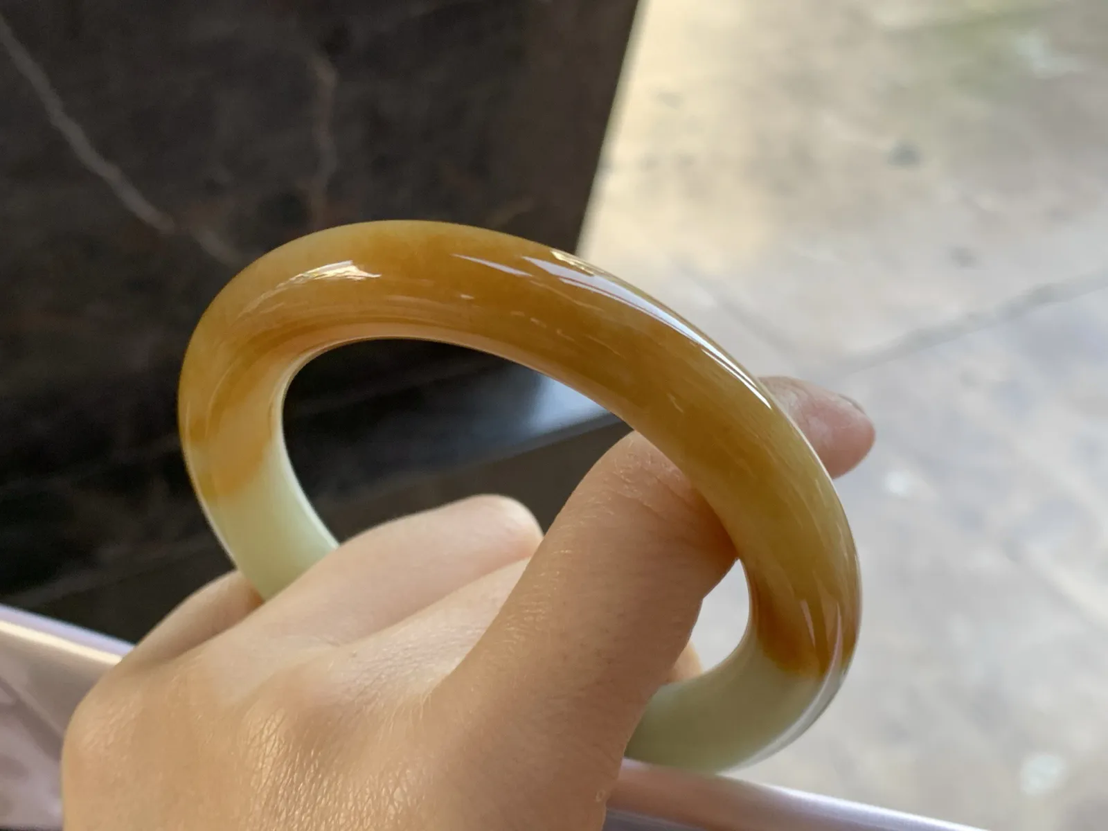 黄翡圆条手镯
尺寸：57-11.1mm
底子细腻干净～颜色漂亮