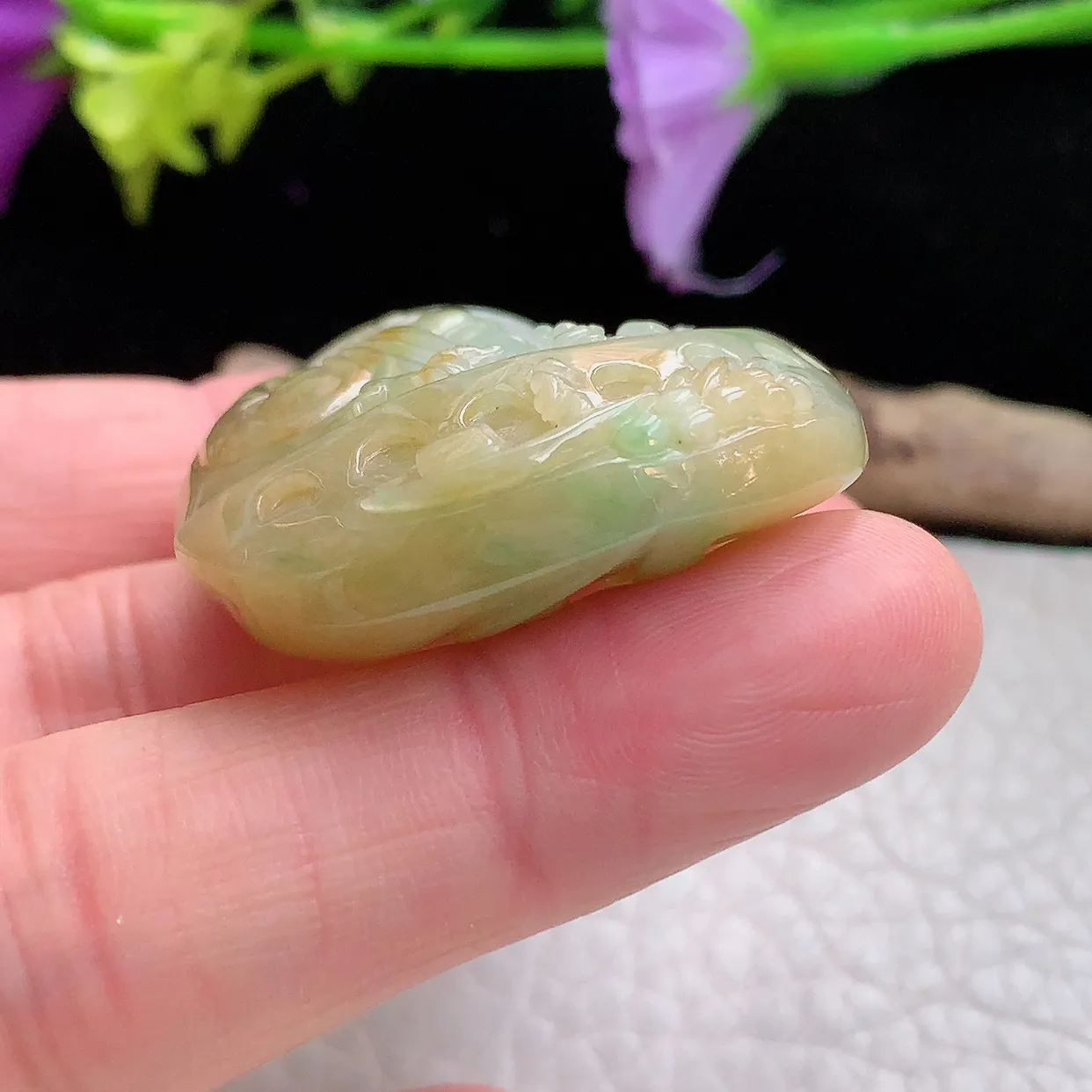 lz实拍46.2*35*13.6缅甸翡翠精雕黄加绿一本万利玉项坠 玉挂件