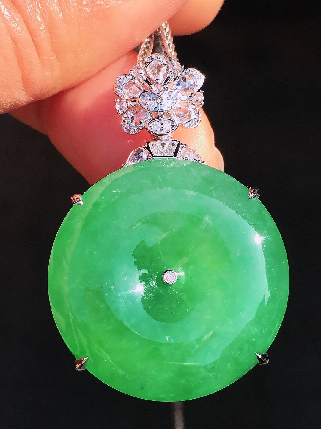 阳绿平安扣吊坠，色泽均匀艳丽，玉质细腻，荧光感超
强，饱满圆润，尽显优雅气质，18k
金豪华镶嵌