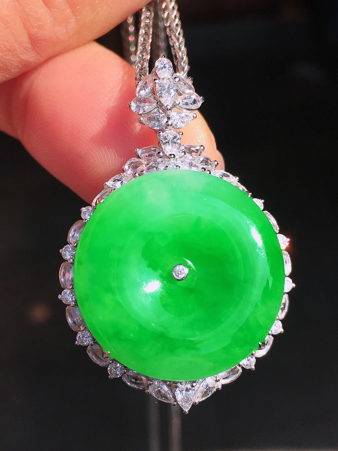 阳绿平安扣吊坠，色泽均匀艳丽，玉质细腻，荧光感超
强，饱满圆润，尽显优雅气质，18k
金豪华镶嵌