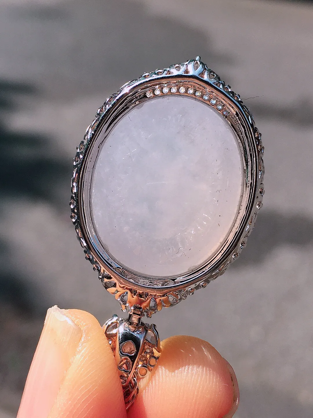 冰种蛋面吊坠，玉质细腻，荧光感超
强，饱满圆润，尽显优雅气质，18k
金豪华镶嵌