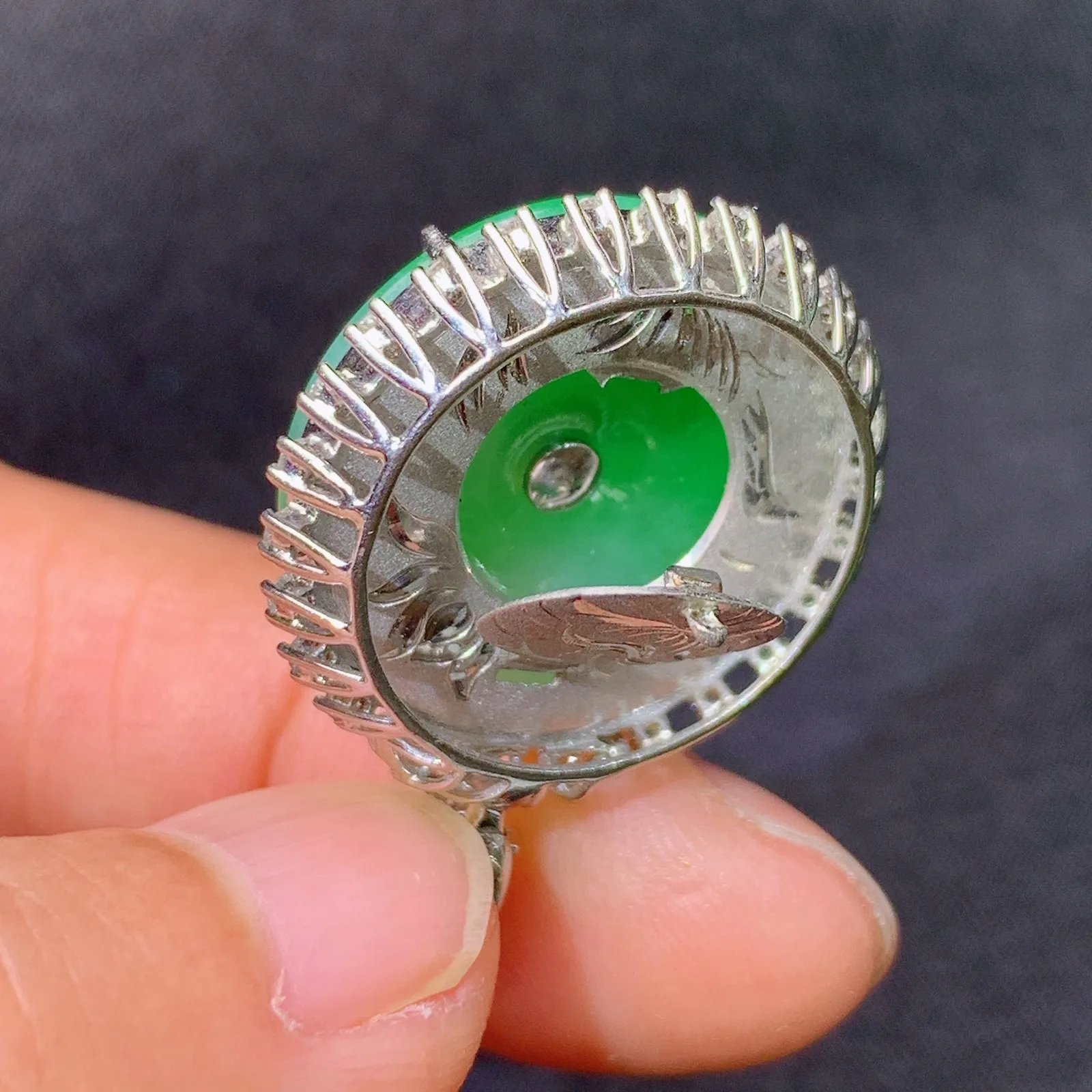 阳绿平安扣吊坠，18k金镶嵌，色泽鲜阳，冰润细腻，种水足，Yns 尺寸31.3*22*6.9