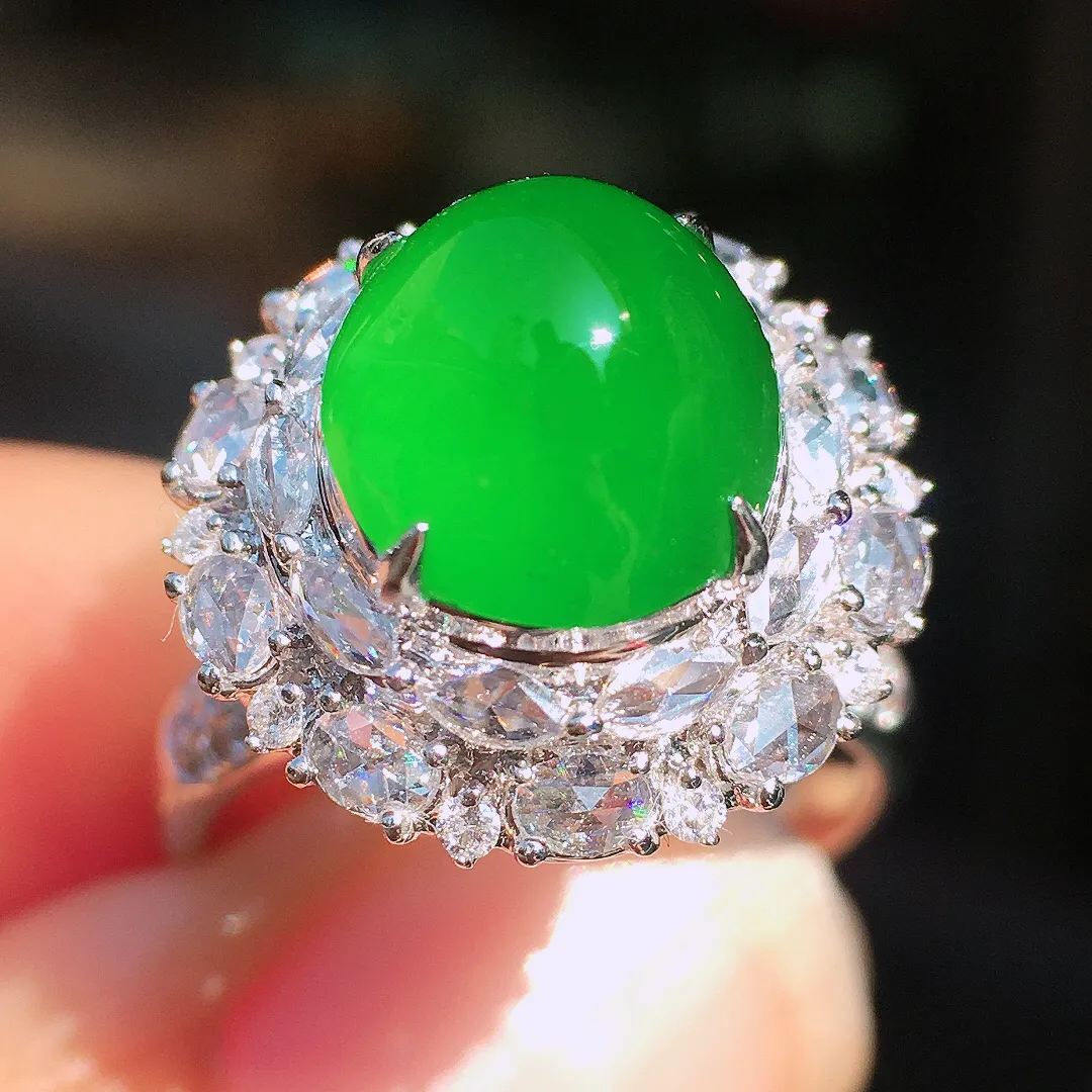 阳绿蛋面戒指，色泽均匀艳丽，玉质细腻，荧光感超
强，饱满圆润，尽显优雅气质，18k
金豪华镶嵌