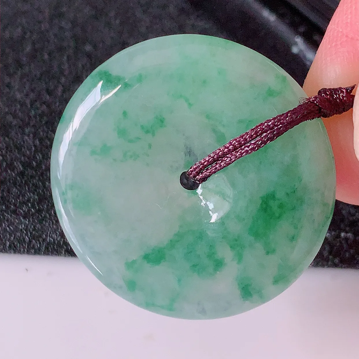 自然光实拍，冰种飘花翡翠平安扣吊坠，玉扣，平安是福； 很美的料子，平安扣佩戴优雅迷人！#57.4