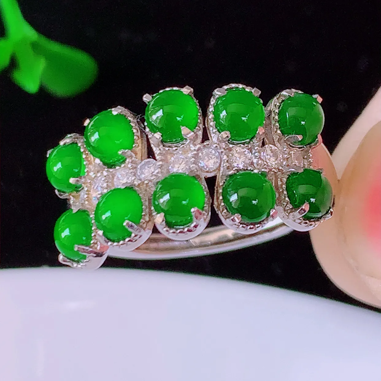 冰透满绿翡翠925银镶嵌戒指，自然光实拍，翠色灵动，颜色漂亮，种老水足，品相佳，佩戴佳品！#97.2