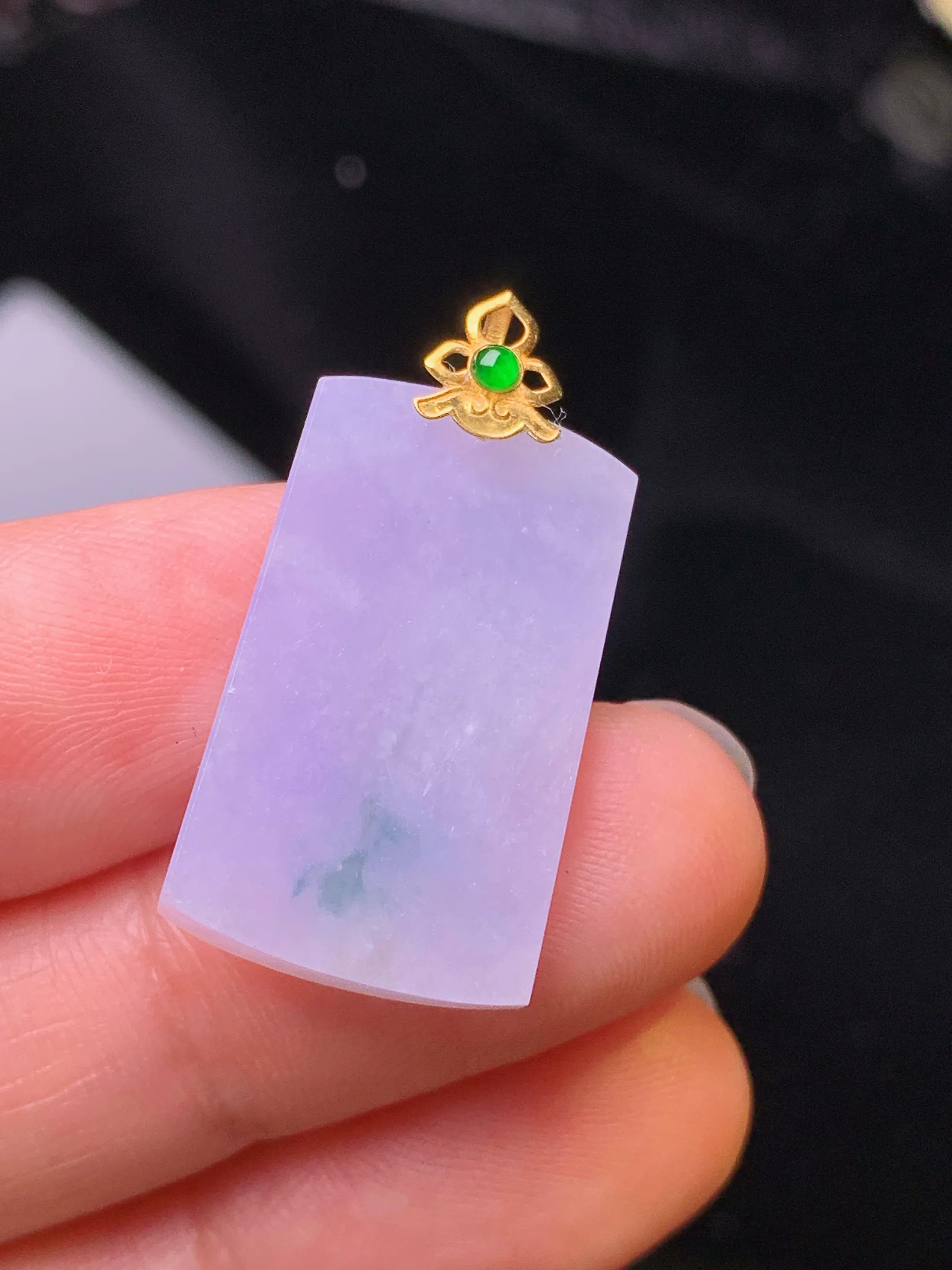 18k金镶嵌紫罗兰无事牌吊坠 玉质细腻 色泽清新艳丽 整体尺寸27.6*14*3.8