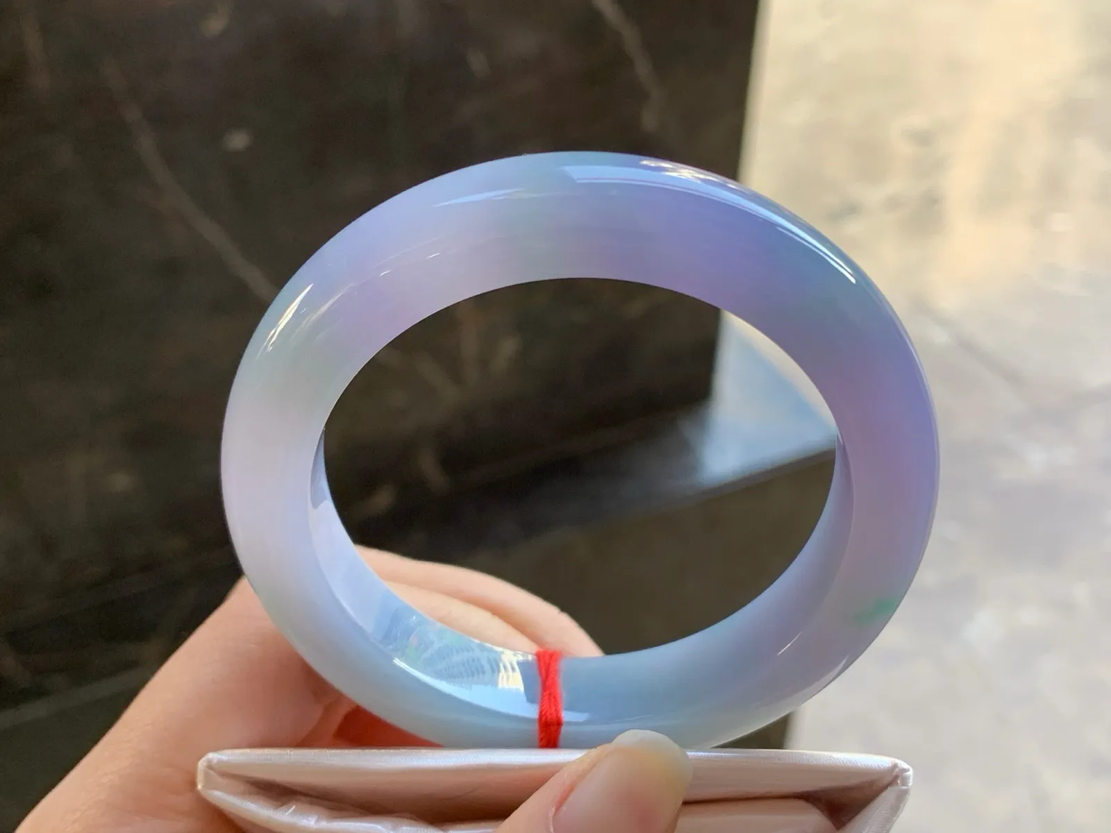 55.5-11.7-8.9

紫罗兰手镯^_^春带彩 玉质温润 鲜艳