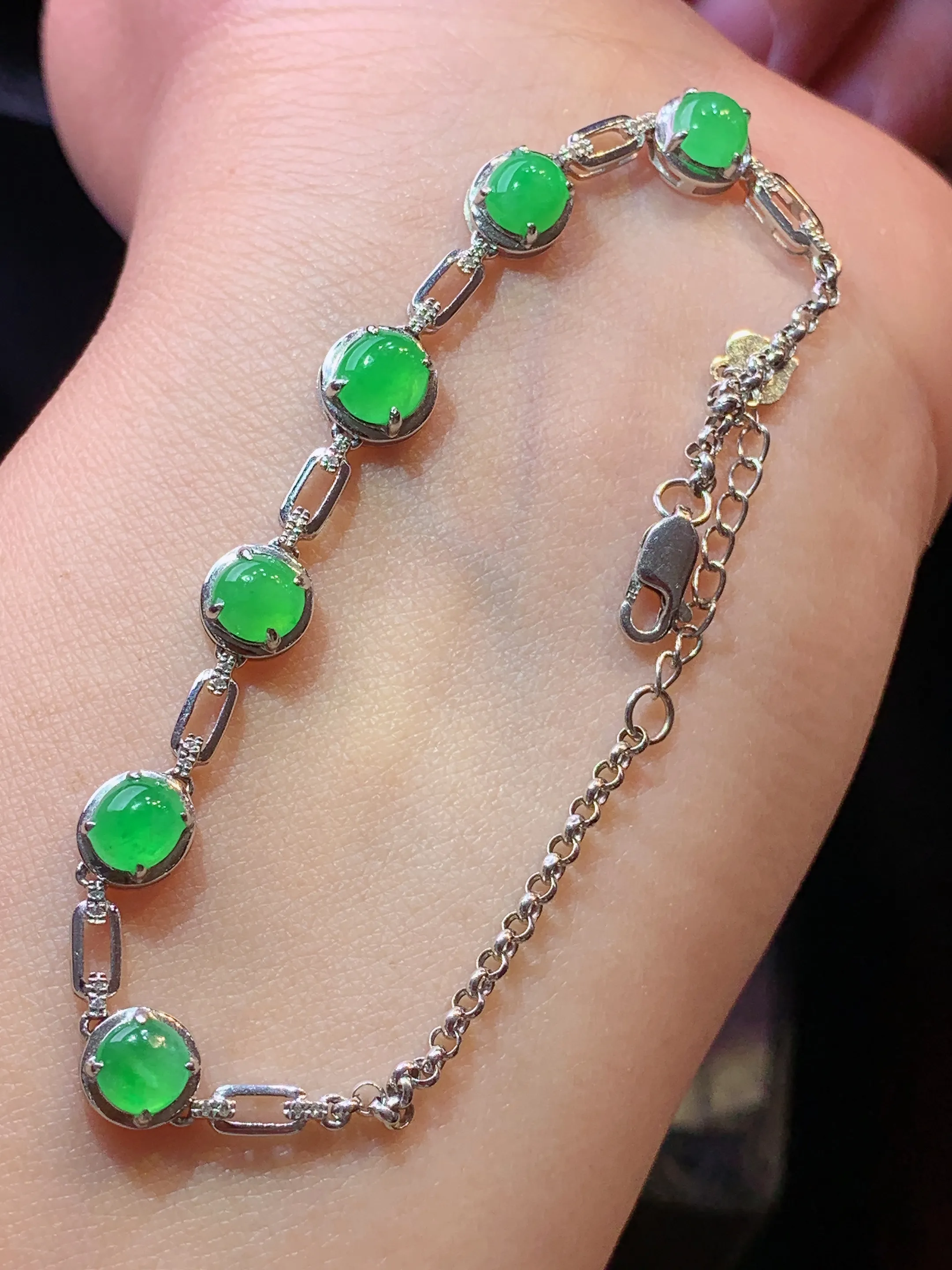 18k金镶嵌翠绿蛋面手链 玉质细腻 色泽清新艳丽 整体尺寸90*7*4.3