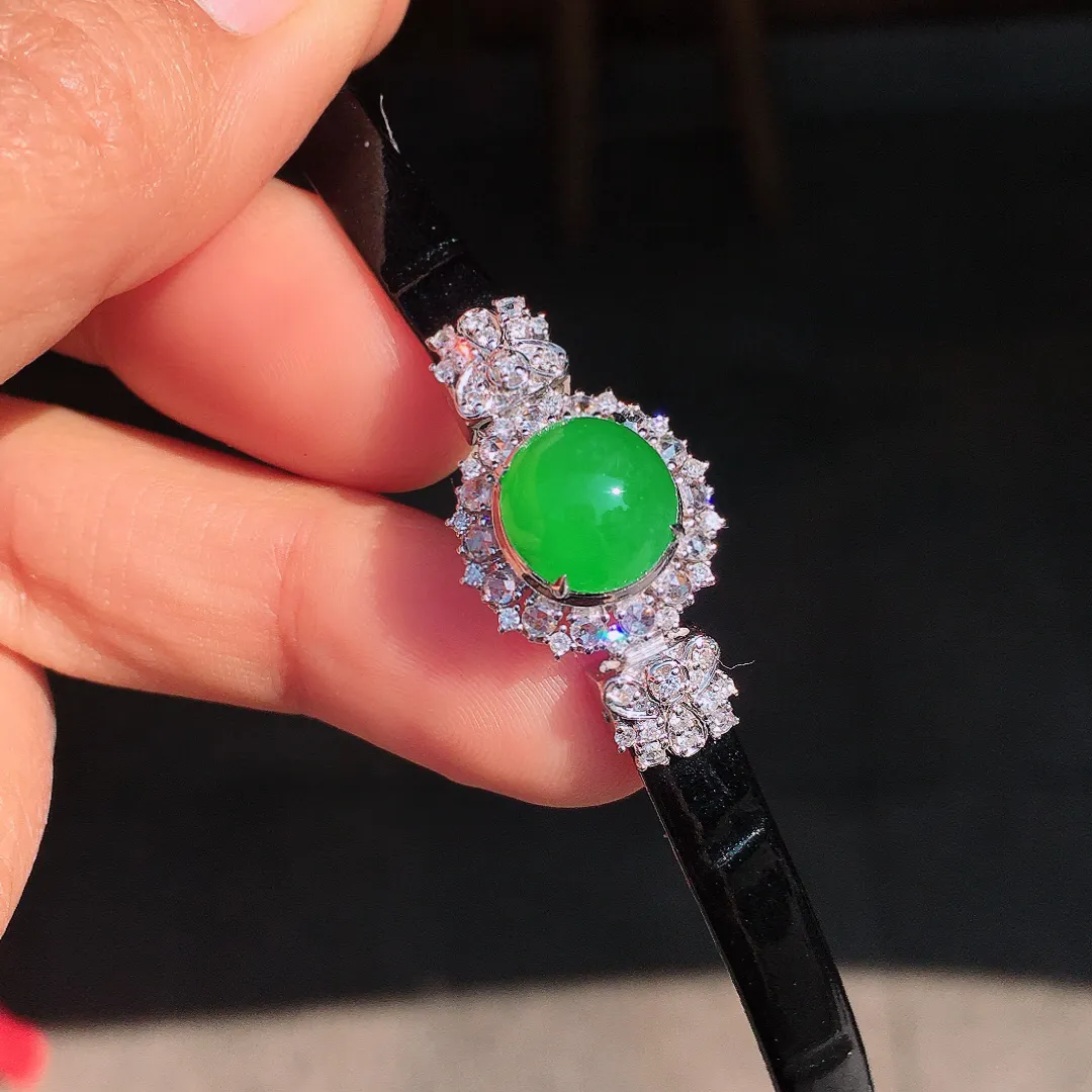 阳绿蛋面手表链，色泽均匀艳丽，玉质细腻，荧光感超
强，饱满圆润，尽显优雅气质，18k
金豪华镶嵌