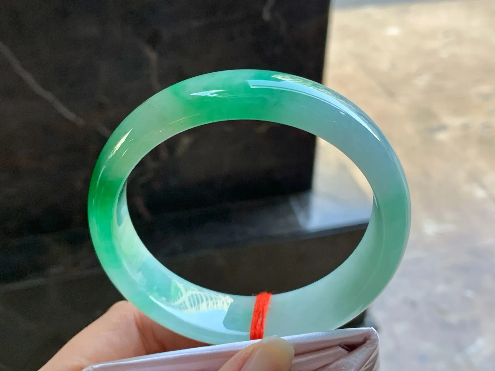 63-17-8.5

辣绿色大圈手镯^_^颜色鲜艳 宽版