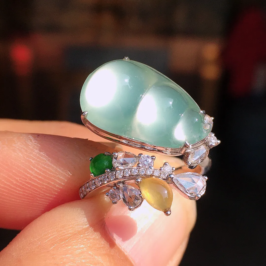 冰种福豆戒指，玉质细腻，荧光感超
强，饱满圆润，尽显优雅气质，18k
金豪华镶嵌