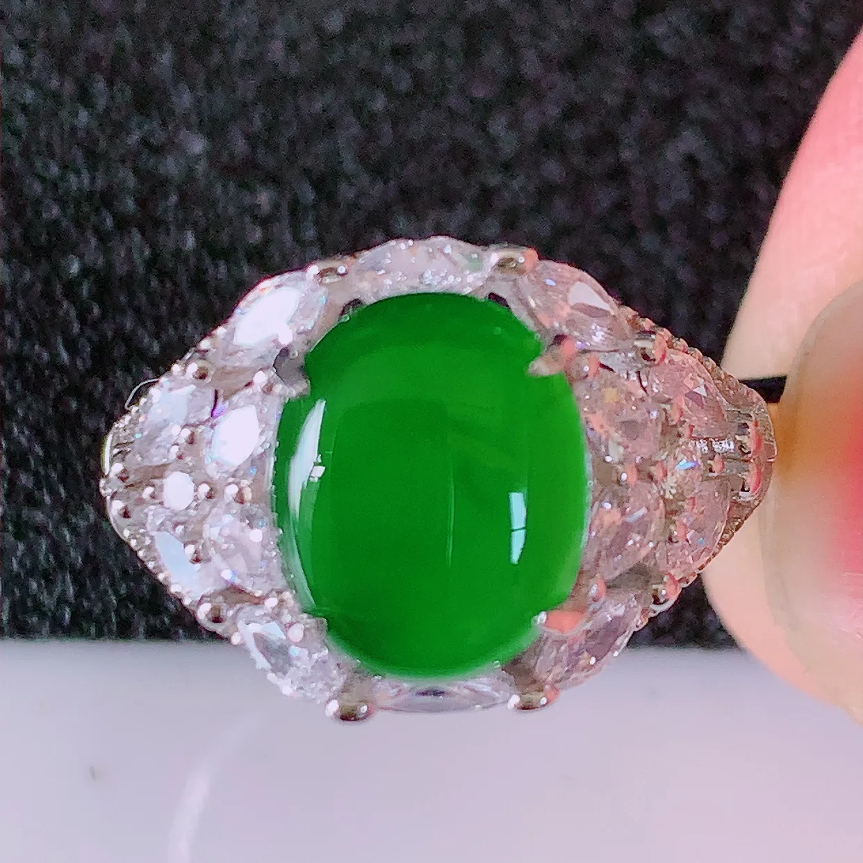 冰透满绿翡翠925银镶嵌戒指，自然光实拍，翠色灵动，颜色漂亮，种老水足，品相佳，佩戴佳品！#97.4（圈口可调大小）整体23.5*16.8*5.8裸石9.6*7.6