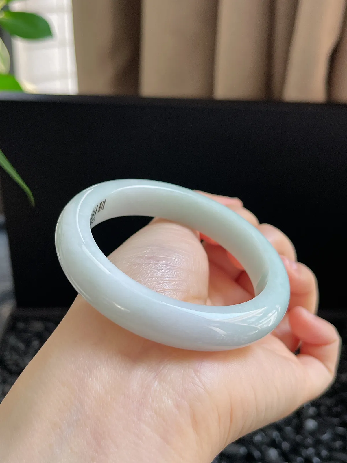 正圈54圈口，翡翠糯化种淡绿色手镯