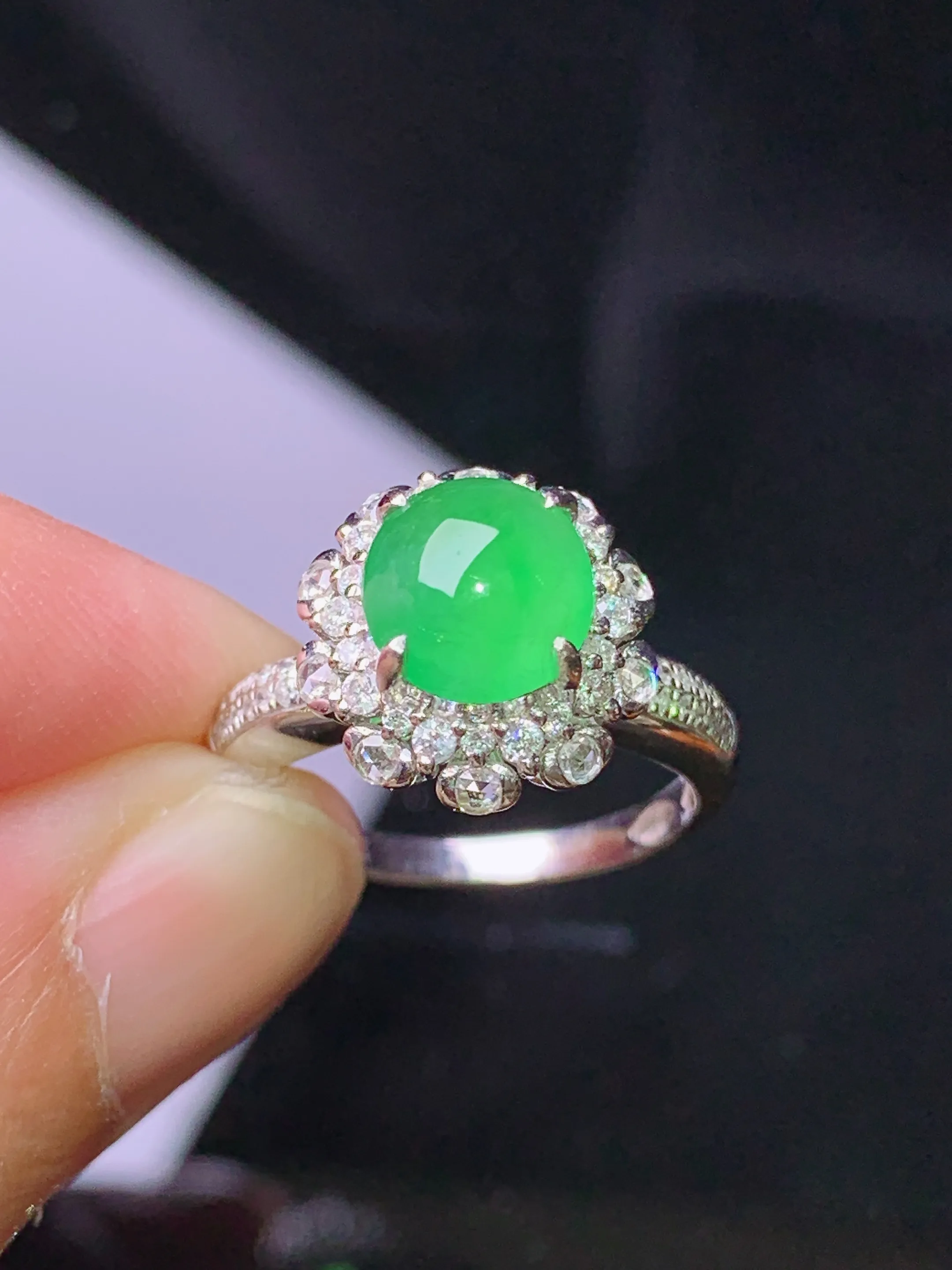 18k金钻镶嵌翠绿蛋面戒指 玉质细腻 色泽清新艳丽 圈口12.5 整体尺寸12.5*12*11.2