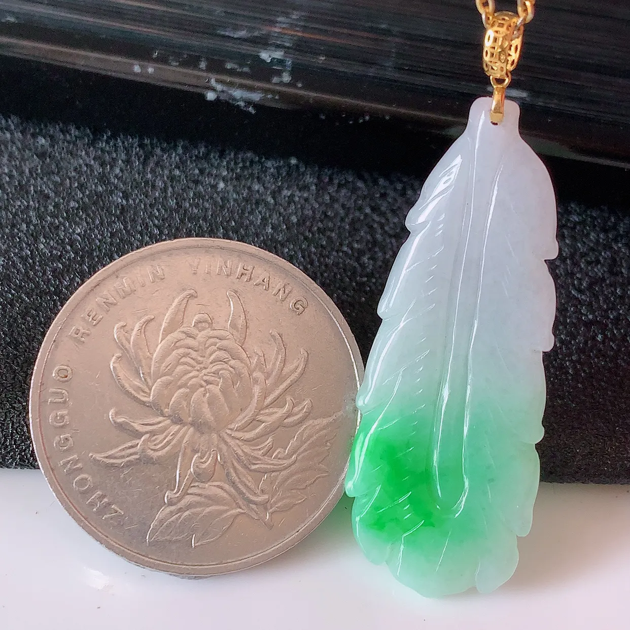 18k金镶嵌冰润飘绿翡翠栩栩生辉羽毛吊坠，款式新颖时尚，日常百搭的款。清秀高雅，佩戴优雅高贵！#1.4
