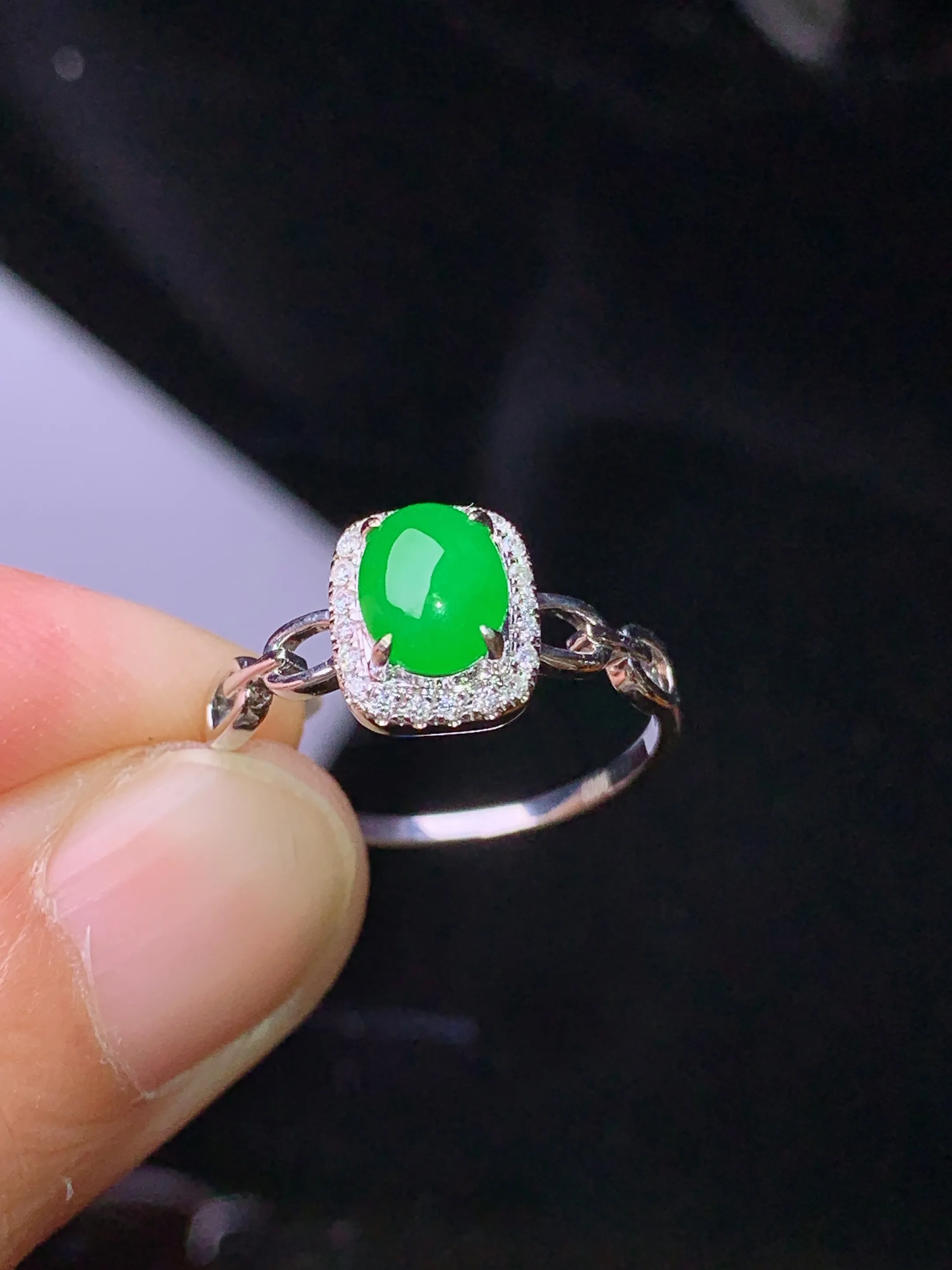 18k金钻镶嵌翠绿蛋面戒指 玉质细腻 色泽清新艳丽 圈口12.5 整体尺寸8.6*7.3*5.3