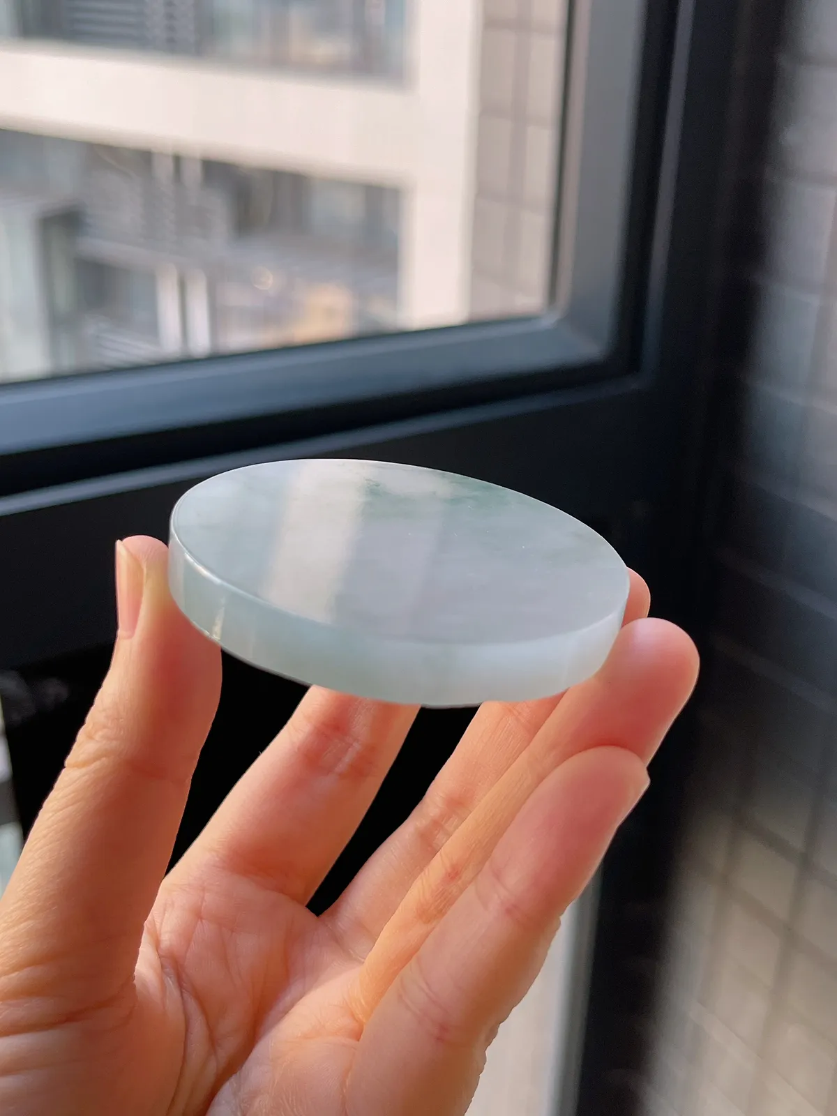 翡翠冰糯种淡绿色镯心