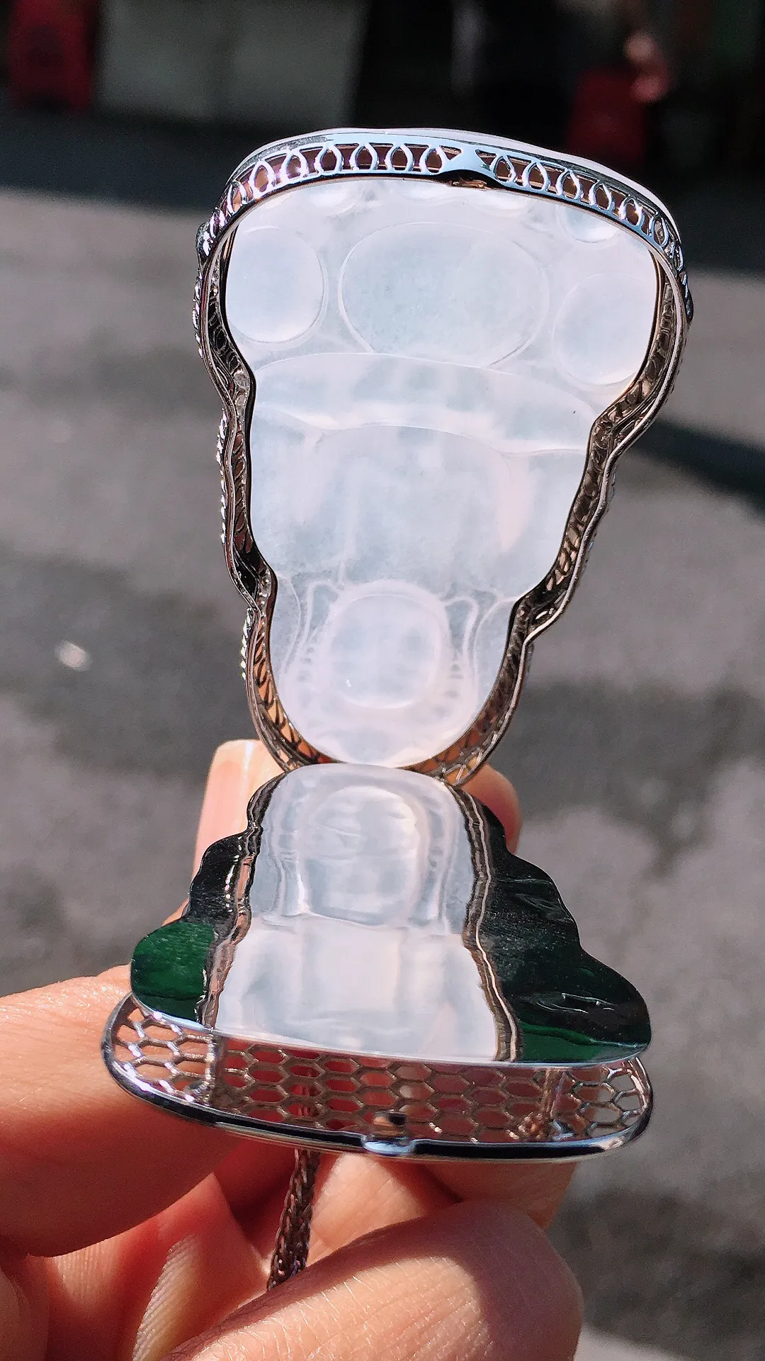 冰种观音吊坠，玉质细腻，荧光感超
强，饱满圆润，尽显优雅气质，18k
金豪华镶嵌