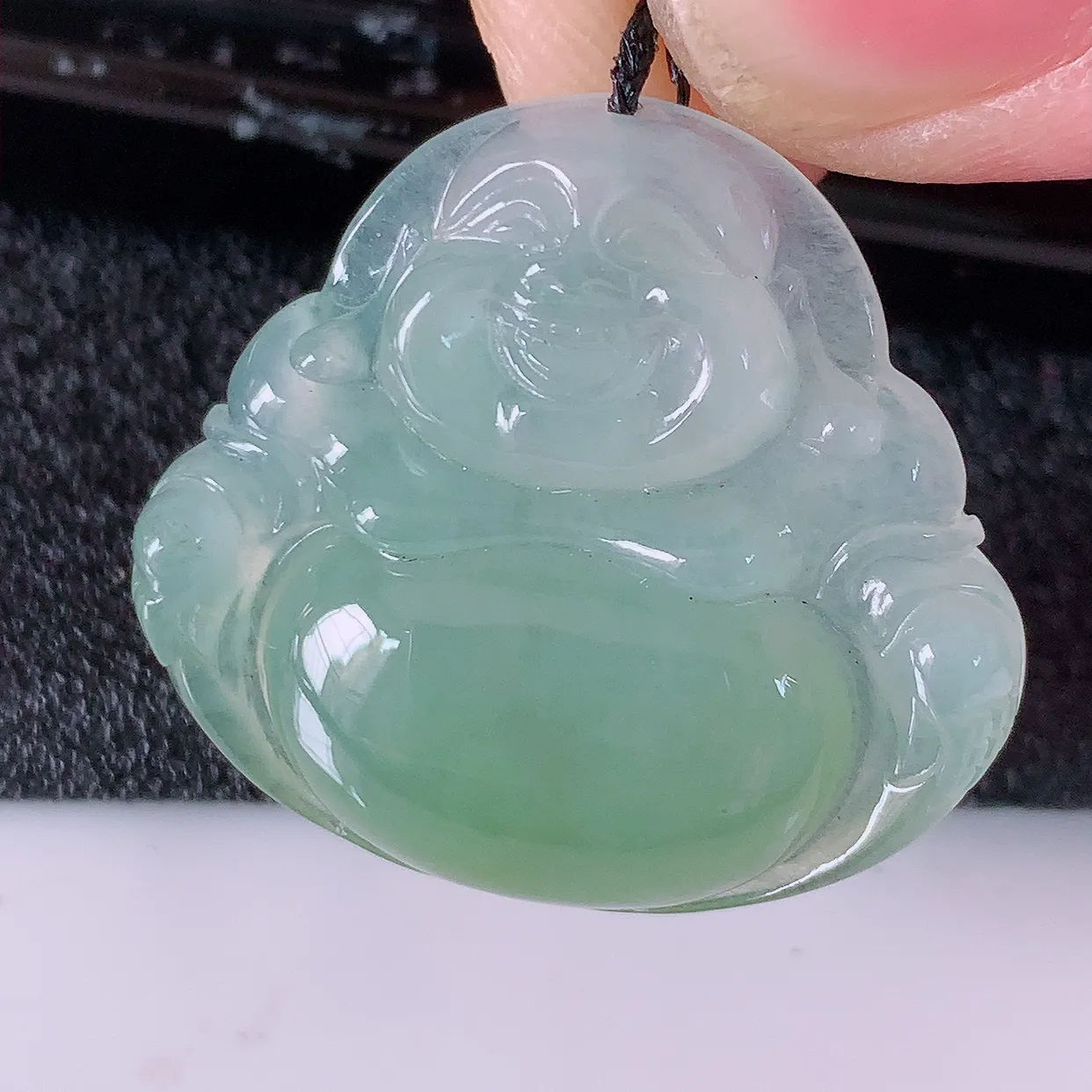 自然光实拍，特色冰种黄翡翡翠佛公吊坠，水灵起胶，翠色迷人，佛公在心中，一生平安，饱满圆润，开怀大笑佛
