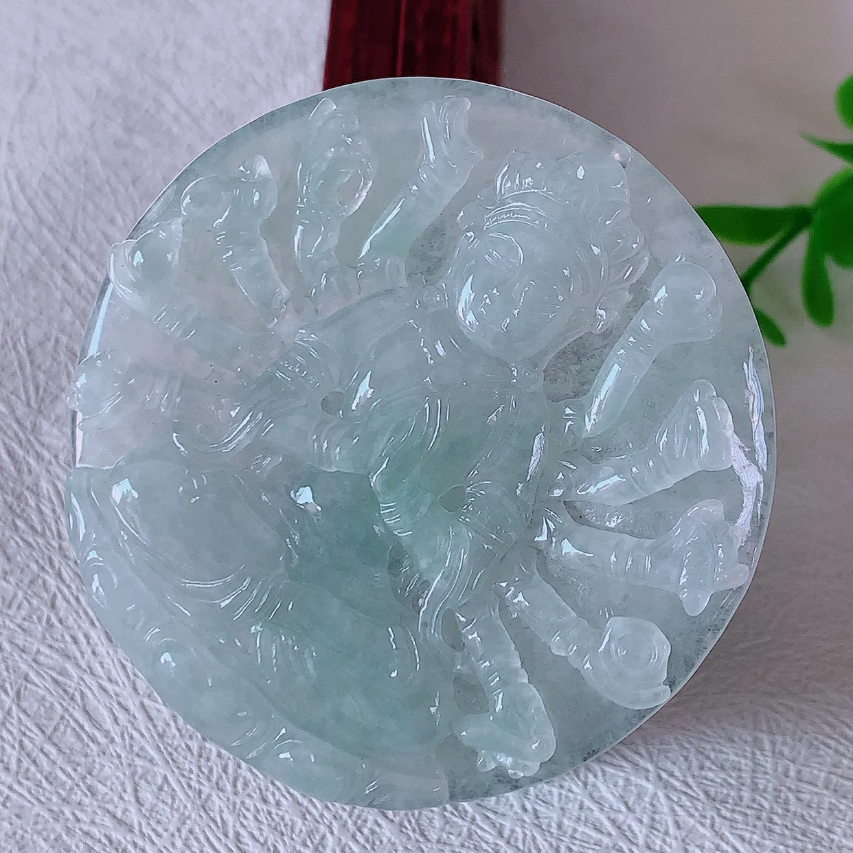自然光实拍，冰飘花翡翠千手观音菩萨吊坠，赐福观音，玉润通透，慈祥端庄！#46.2