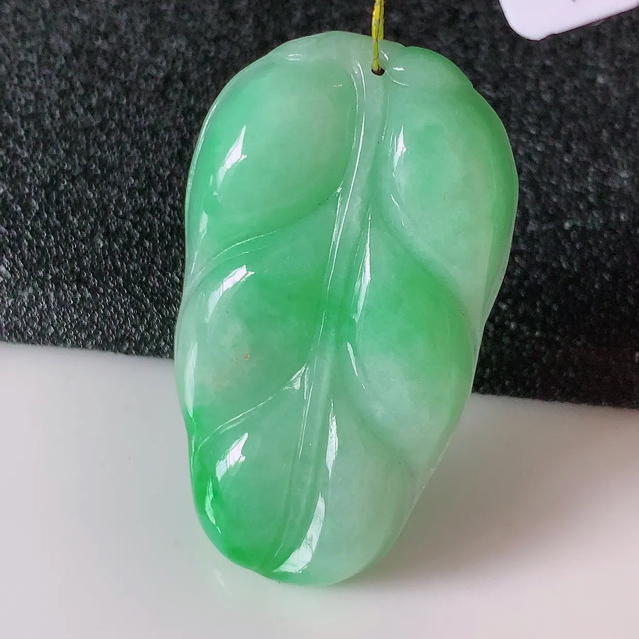 自然光实拍，冰润飘绿翡翠事业有成叶子吊坠，莹润且起胶，叶子清秀优雅，佩戴大业有成！#35.4
