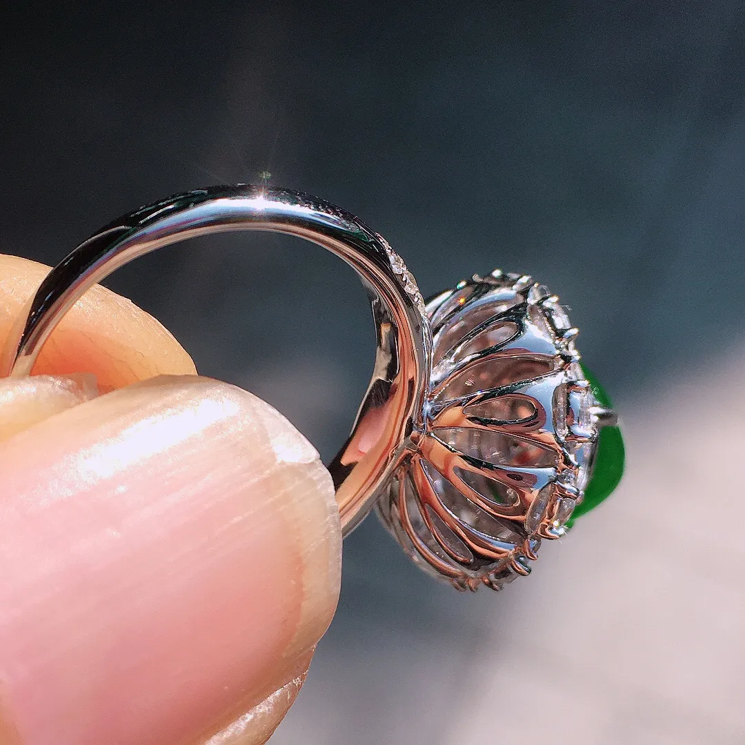 阳绿蛋面戒指，色泽均匀艳丽，玉质细腻，荧光感超
强，饱满圆润，尽显优雅气质，18k
金豪华镶嵌