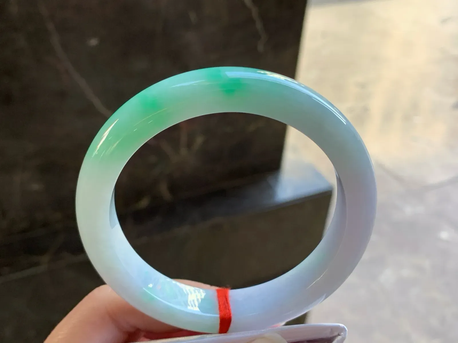 61.5-13.3-9.3

带色大圈手镯^_^色阳 玉质温润