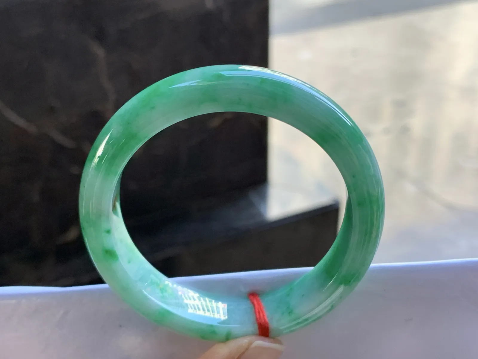 54-13-8.3

带色手镯^_^颜色好看 玉质温润