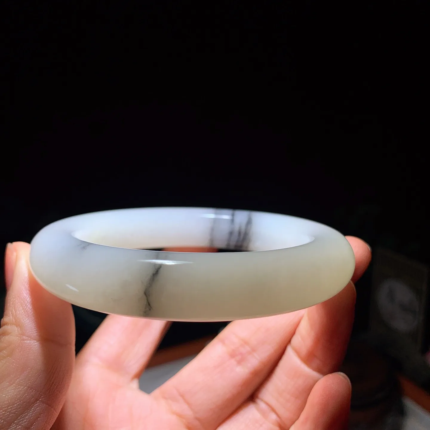 59圈口新疆和田玉羊脂白籽料青花手镯 59圈口条宽13厚12重82.8克。白度一级。玉质细腻油润。手推出油。佩戴高端典雅。lt250105