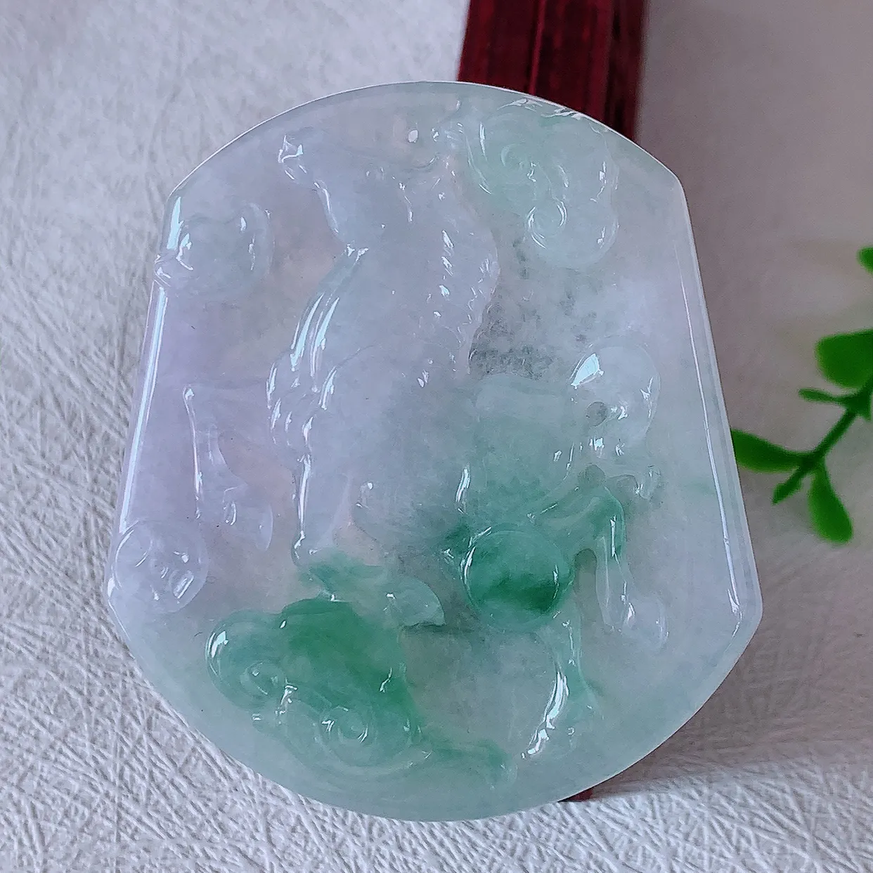 自然光实拍，冰润飘花生肖马上有钱翡翠吊坠，种老水足，雕工精湛 ，寓意美好，佩戴时尚出众！#46.2