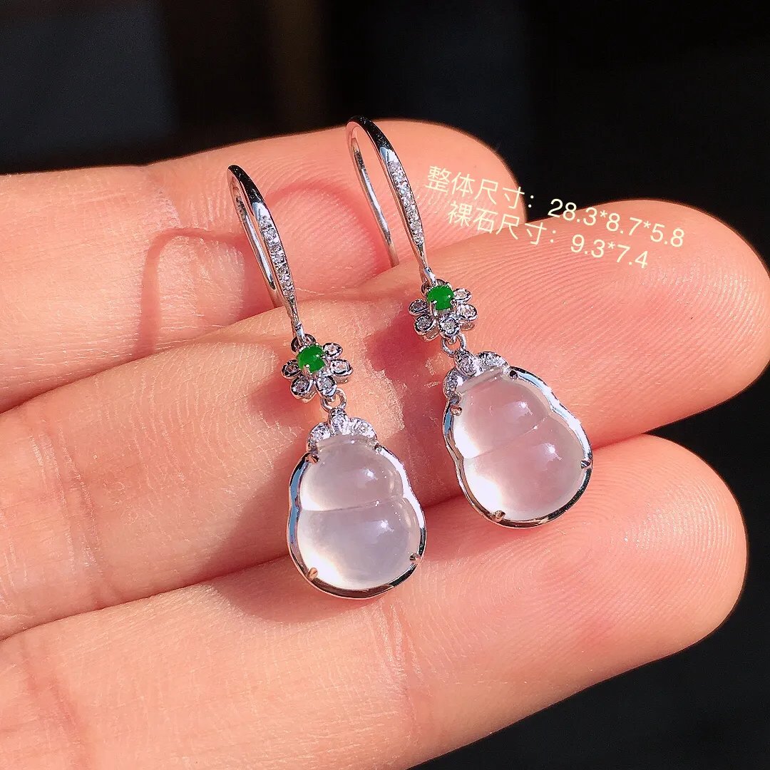 冰种葫芦耳坠，玉质细腻，荧光感超
强，饱满圆润，尽显优雅气质，18k
金豪华镶嵌