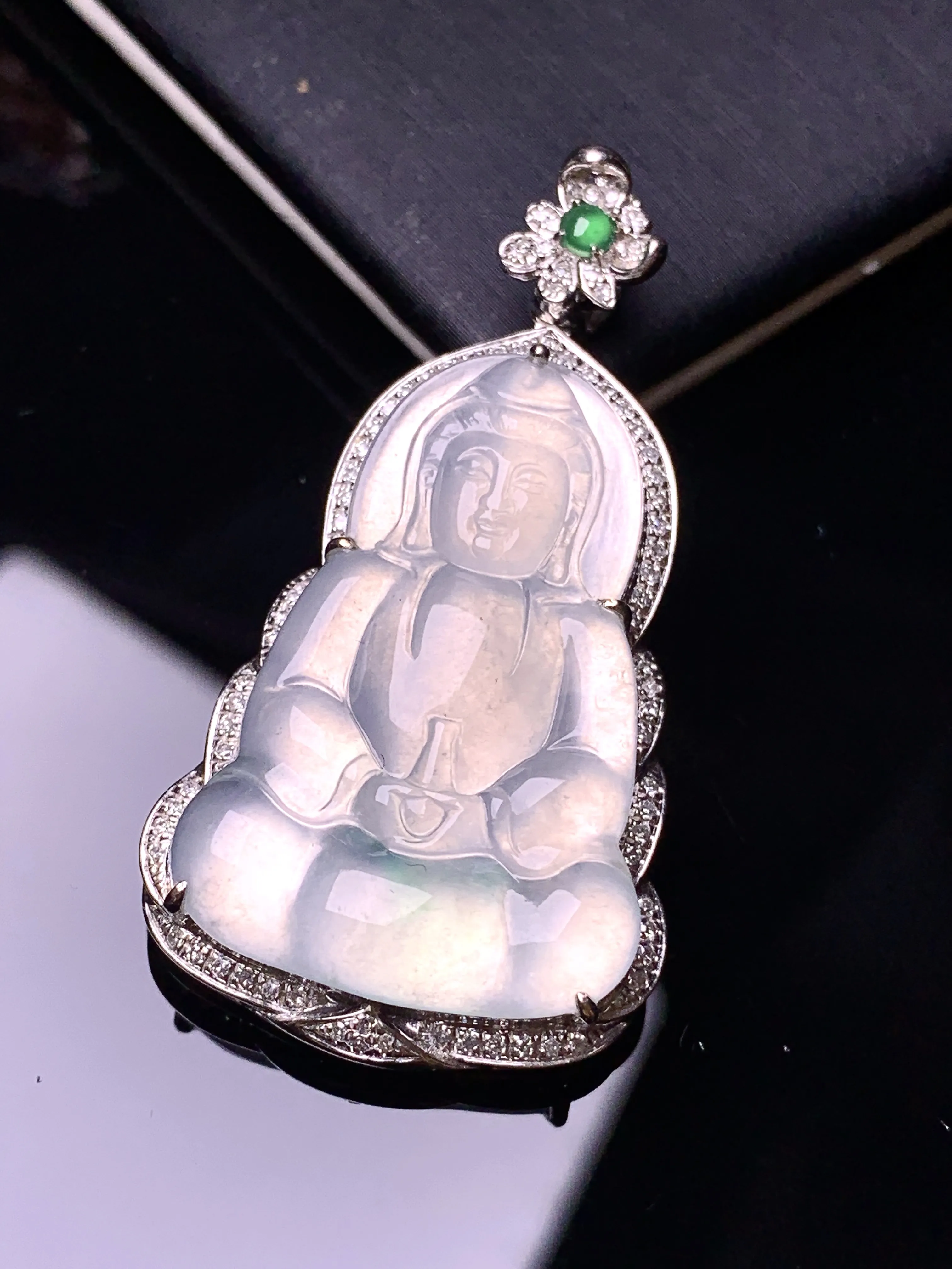 18k金钻镶嵌冰种观音菩萨吊坠 玉质细腻 色泽艳丽清新 整体尺寸43*23.3*7.3