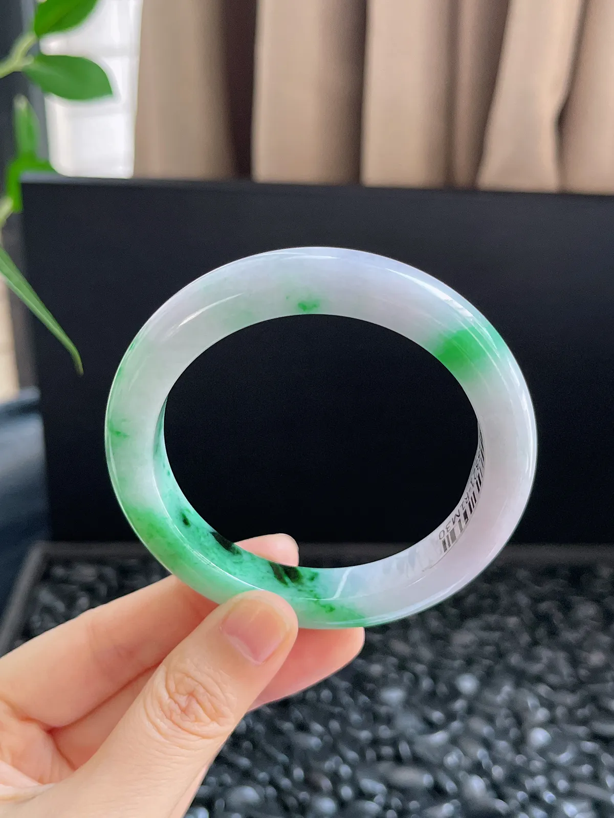 正圈56.8圈口，翡翠糯化种飘绿手镯