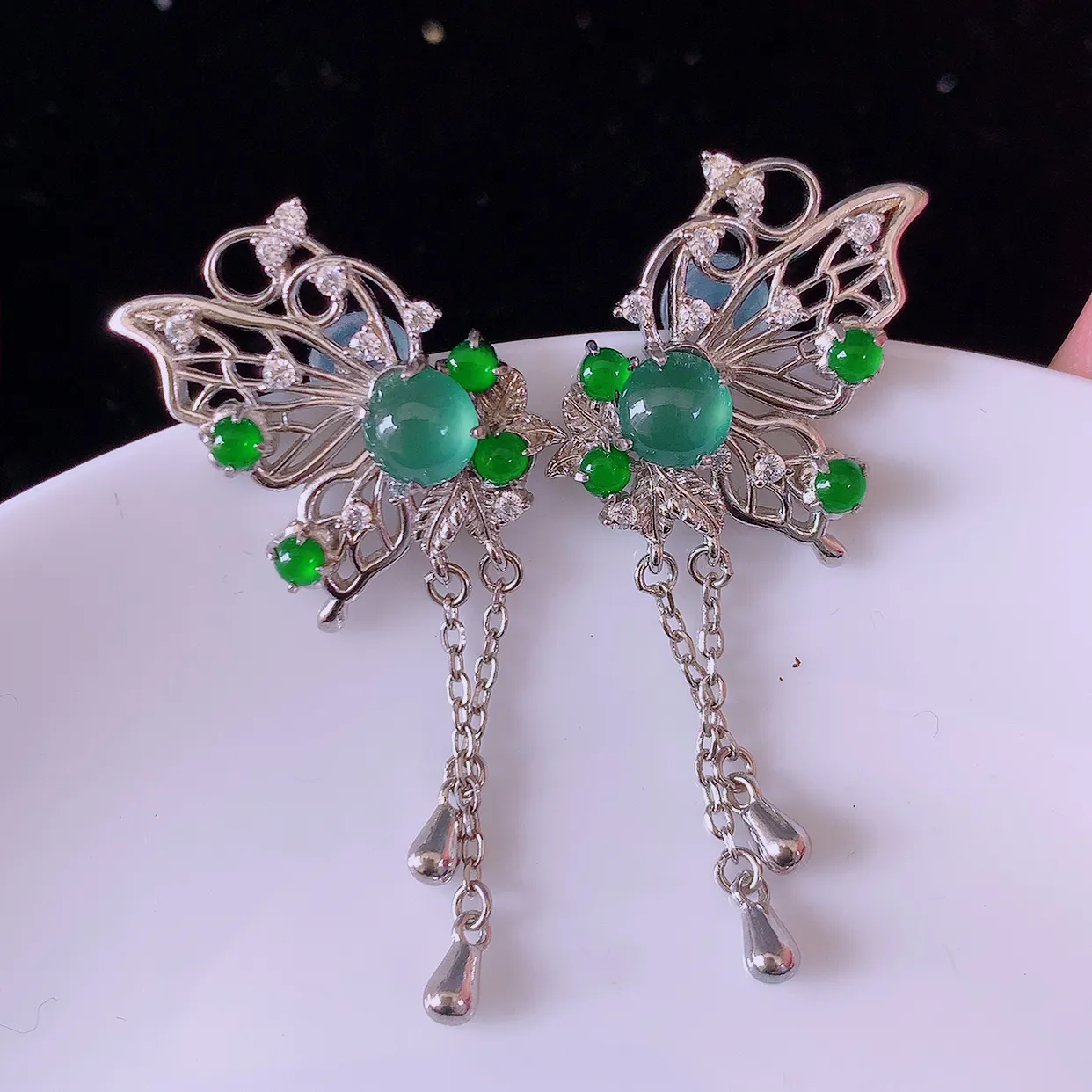 冰透满绿翡翠925银镶嵌，自然光实拍，翠色灵动，颜色漂亮，种老水足，品相佳，佩戴佳品！#97.4整体41*15.5*15裸石5*5