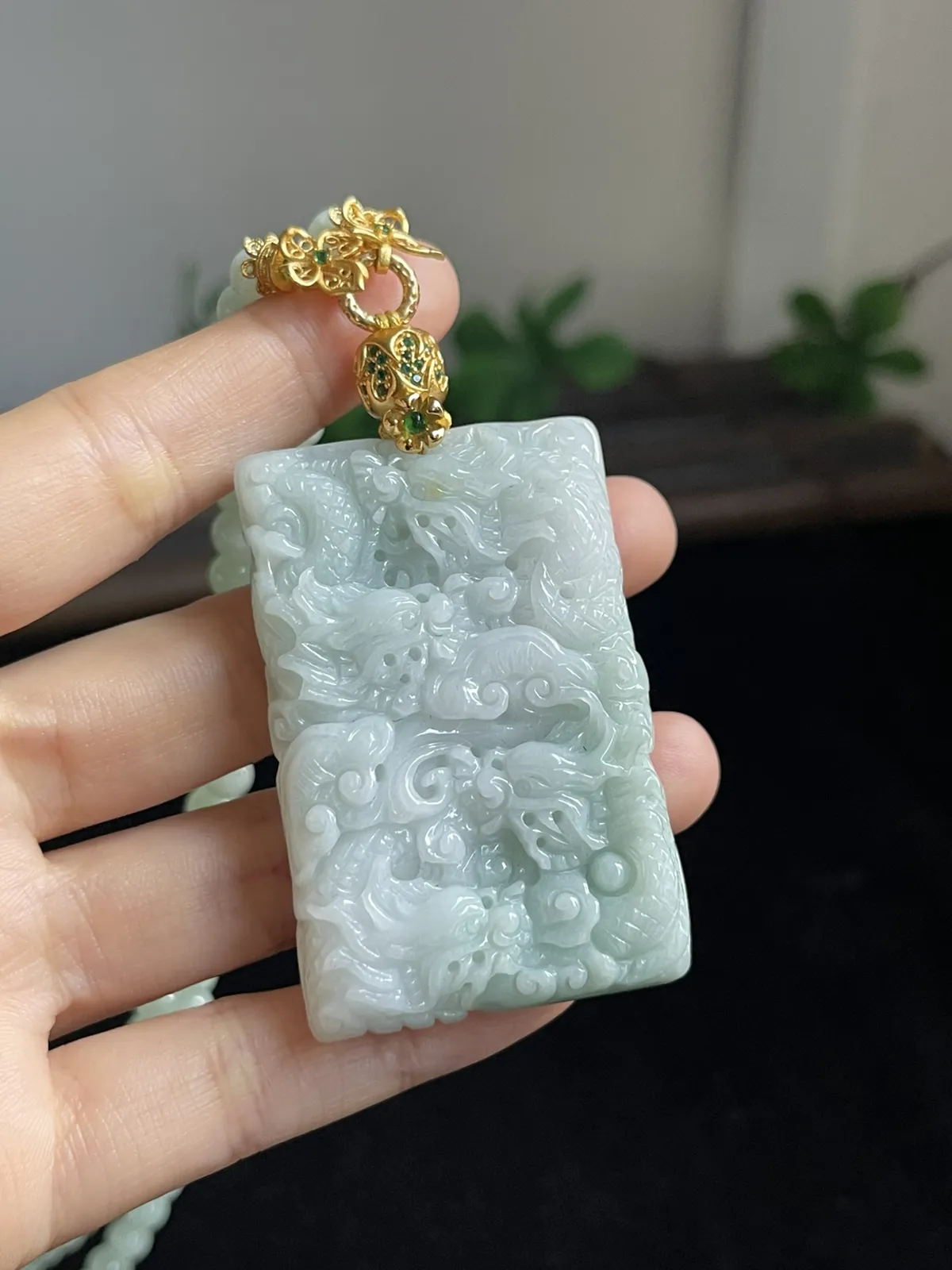 翡翠糯化种吊坠，配珠未测