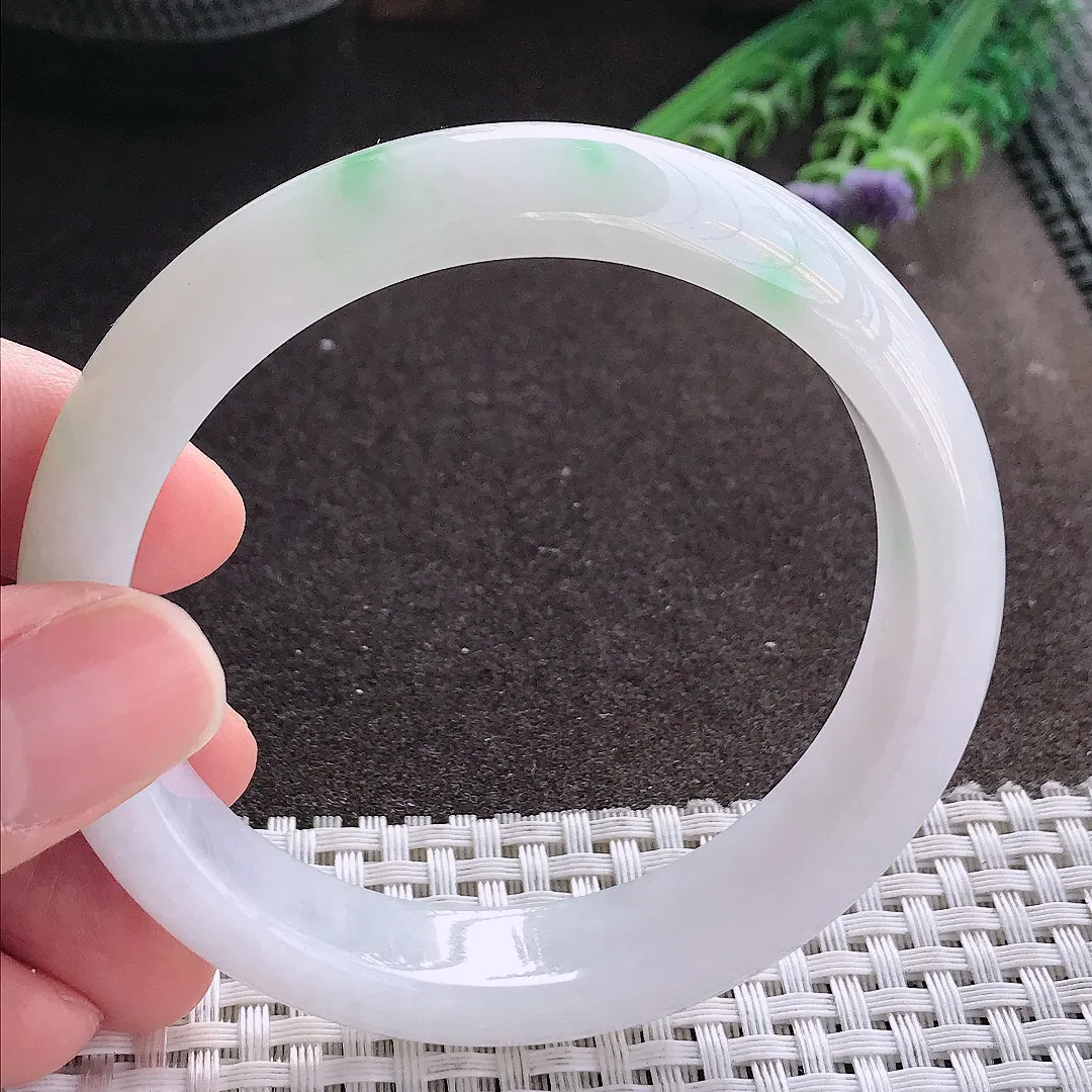 实拍A货翡翠58.5/13/8.1老坑秀气冰润飘绿手镯宽边玉镯手环