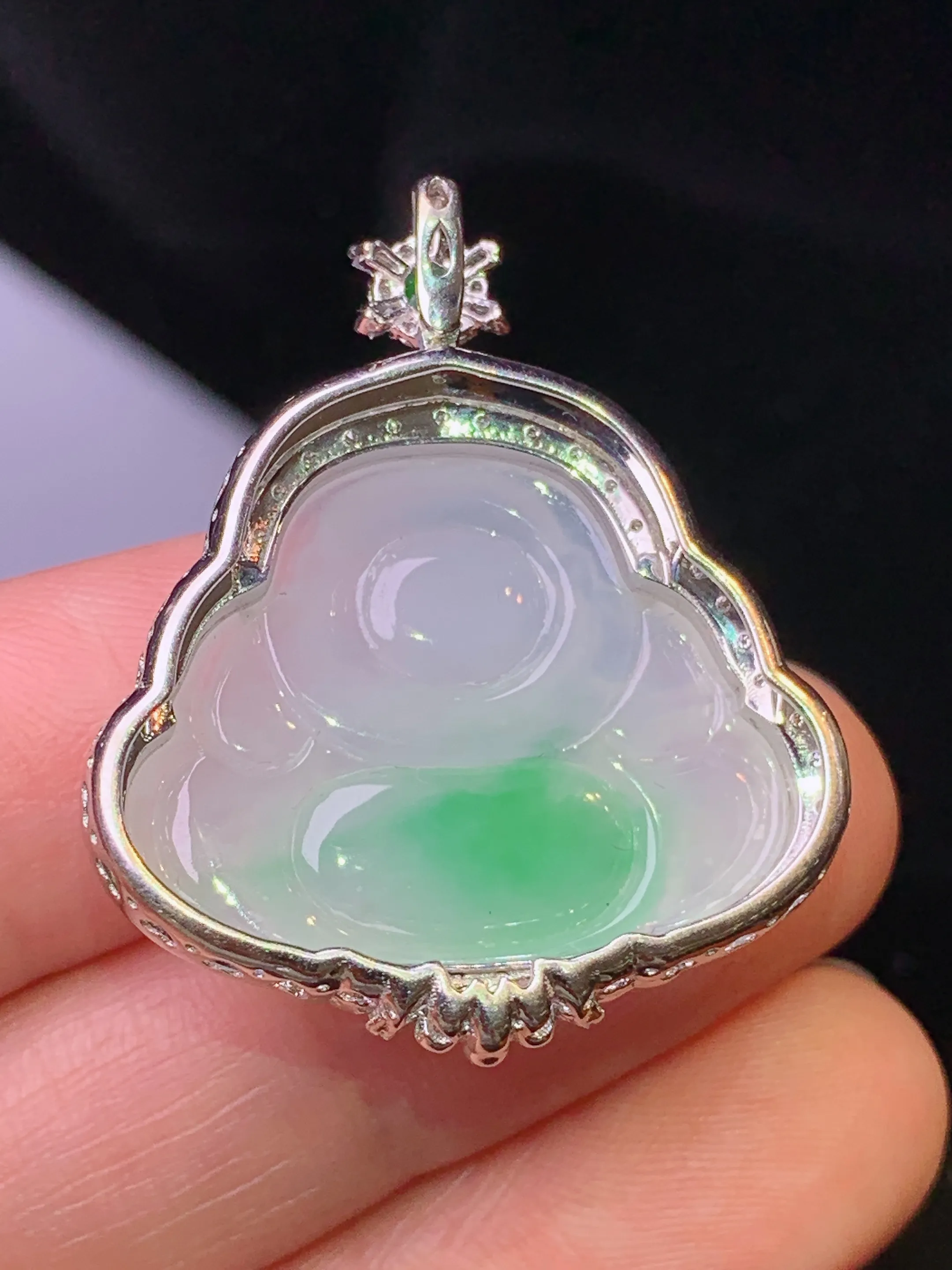 18k金钻镶嵌飘绿佛公吊坠 玉质细腻 色泽清新艳丽 整体尺寸33.2*27.5*8