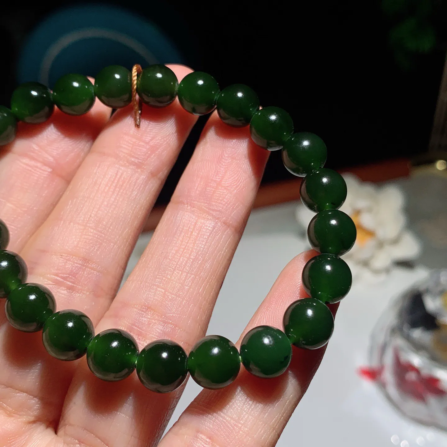 和田玉菠菜绿俄罗斯碧玉手串。单颗尺寸8！玉质细腻油润。手推出油。佩戴高端典雅。lt250105