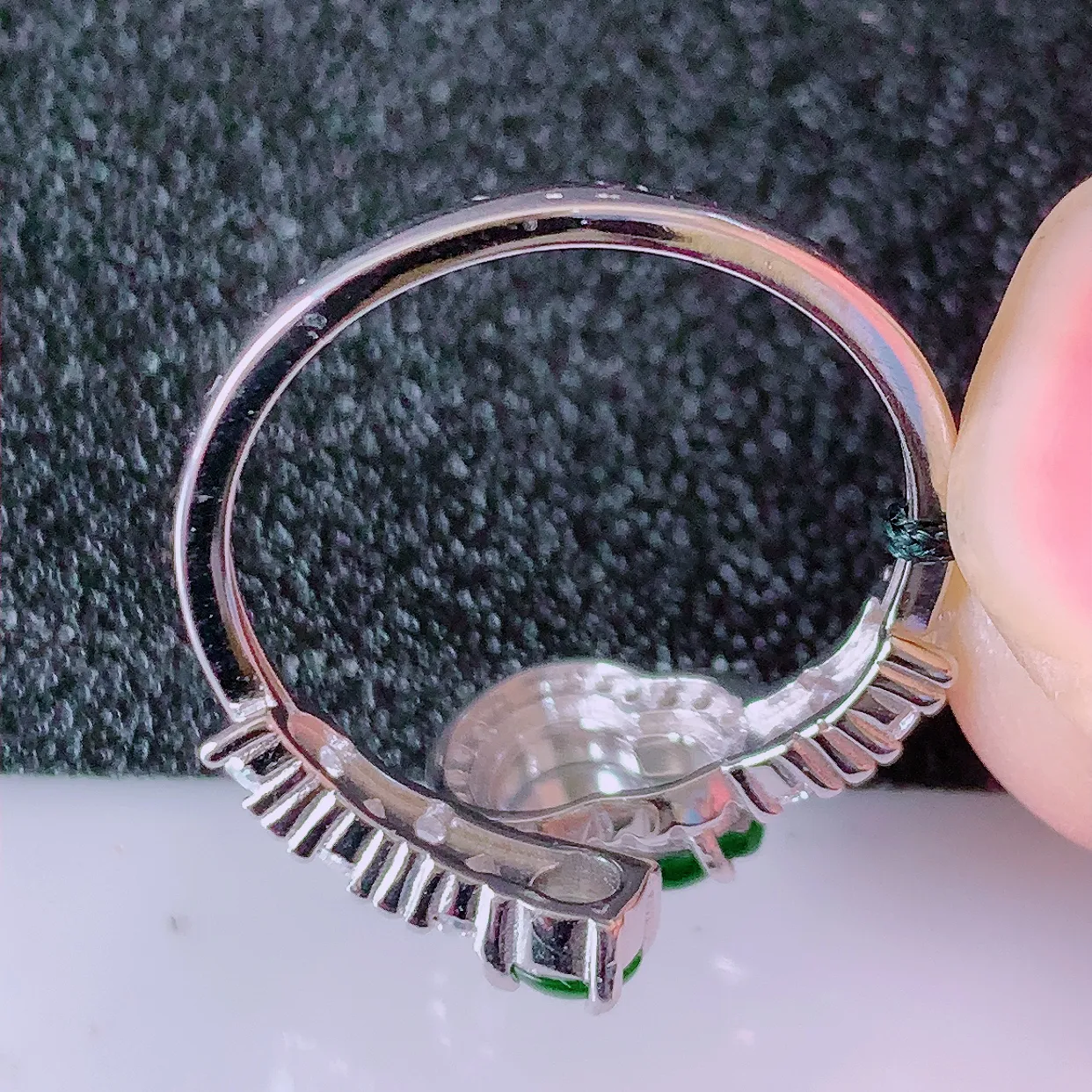 冰透满绿翡翠925银镶嵌戒指，自然光实拍，翠色灵动，颜色漂亮，种老水足，品相佳，佩戴佳品！#97.4（圈口可调大小）整体24*18.5*5.2裸石7.6/6