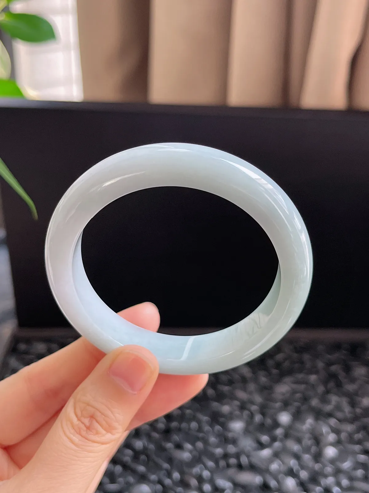 正圈54圈口，翡翠糯化种淡绿色手镯