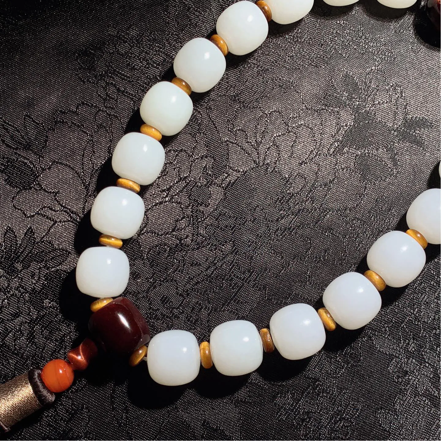 新疆和田玉羊脂白老型珠手持。十八子手持 单颗尺寸14重106.5克。玉质细腻油润。手推出油。佩戴高端典雅。lt250105