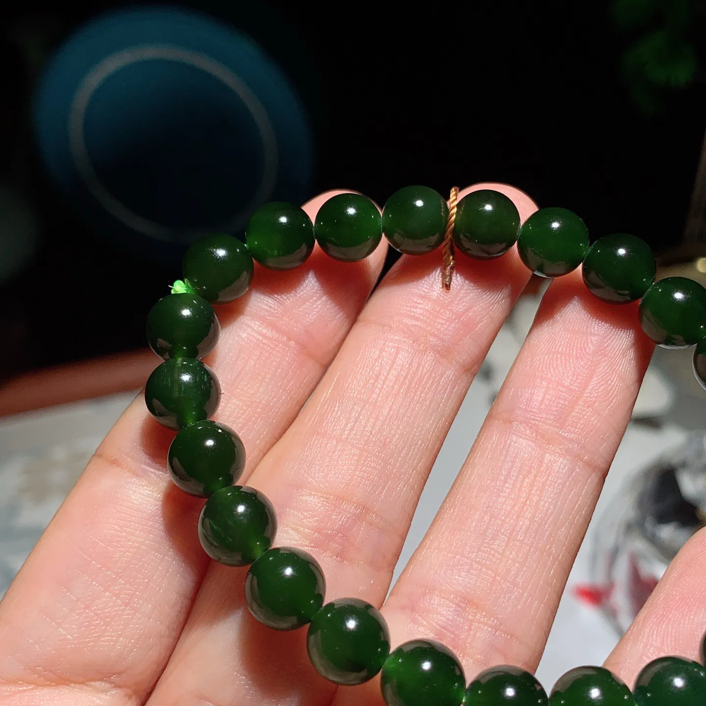 和田玉菠菜绿俄罗斯碧玉手串。单颗尺寸8！玉质细腻油润。手推出油。佩戴高端典雅。lt250105