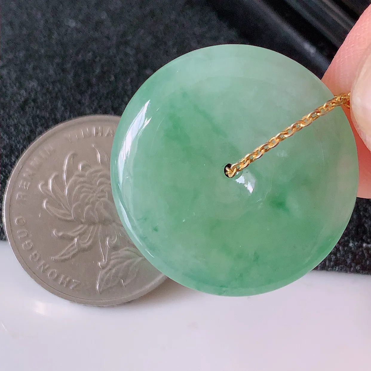 自然光实拍，冰种飘花翡翠平安扣吊坠，玉扣，平安是福；很美的料子，平安扣佩戴优雅迷人！#57.4