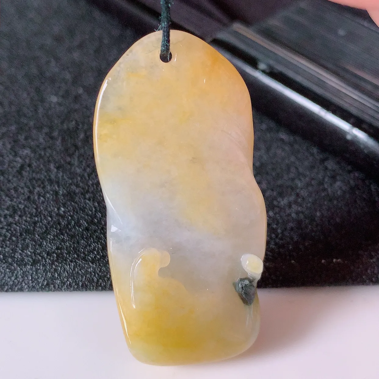 自然光实拍，特色冰黄翡三彩翡翠悟道吊坠，翡翠悟道寓意“祥和，安宁，吉祥，幸福”，佩戴效果优雅迷人，性