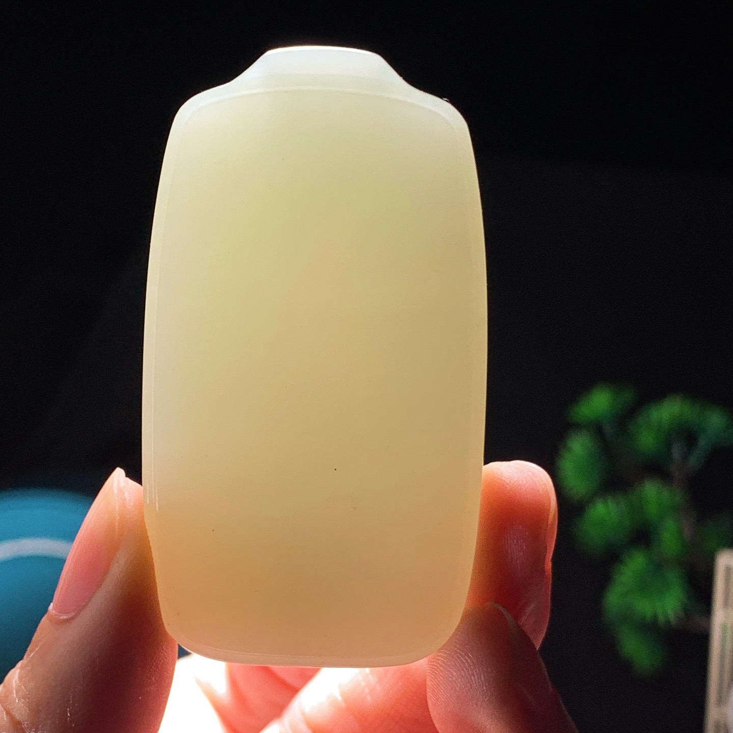 新疆和田玉且末蓝平安无事牌挂件。尺寸60/33/12重56克。玉质细腻油润。手推出油。佩戴高端典雅。lt250105