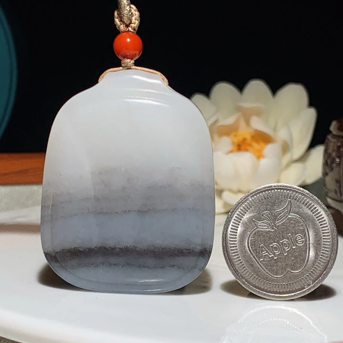 新疆和田玉羊脂白籽料青花平安无事牌挂件。尺寸49/38/13重49.5克。白度一级。玉质细腻油润。手推出油。佩戴高端典雅。lt250105