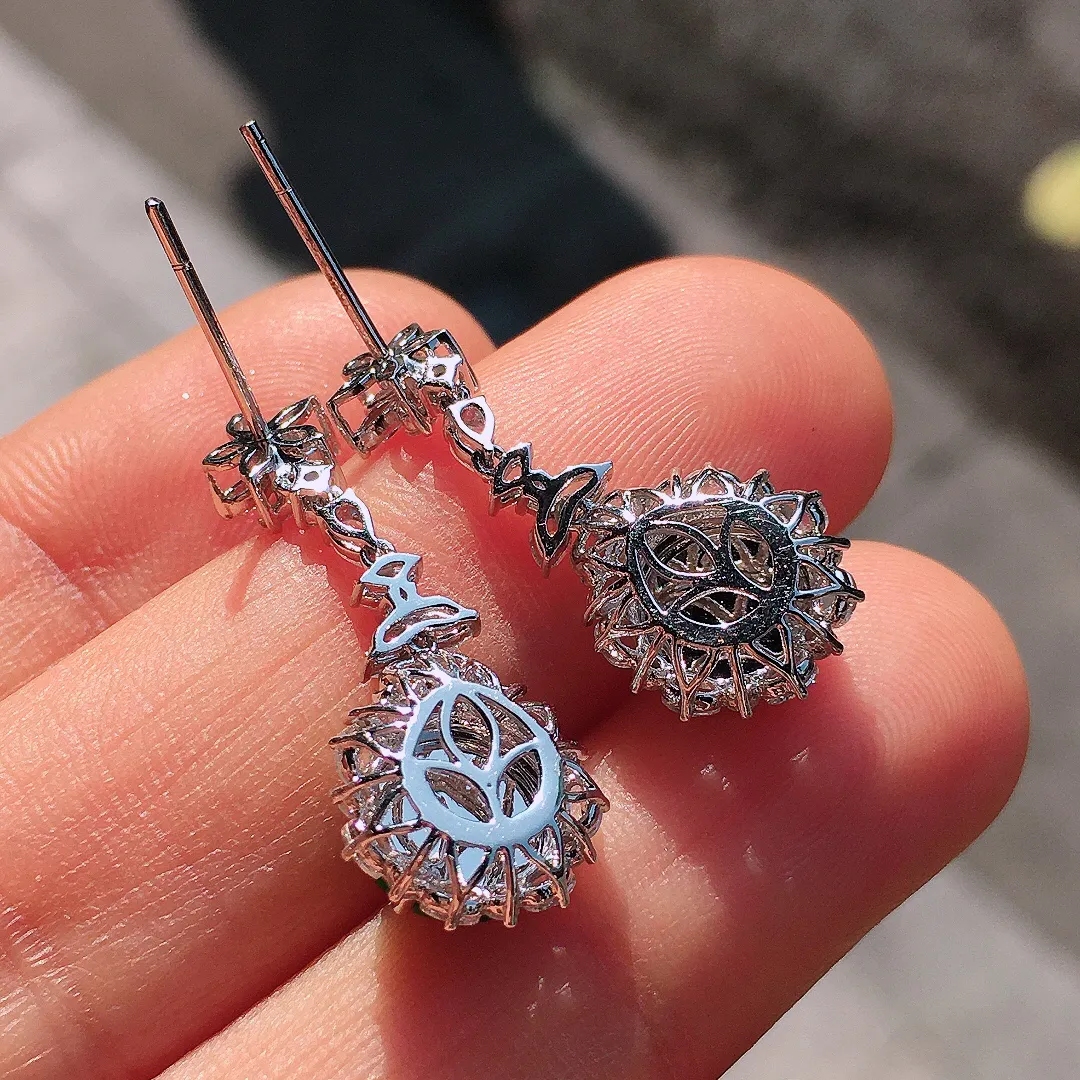 阳绿平安扣耳坠，色泽均匀艳丽，玉质细腻，荧光感超
强，饱满圆润，尽显优雅气质，18k
金豪华镶嵌