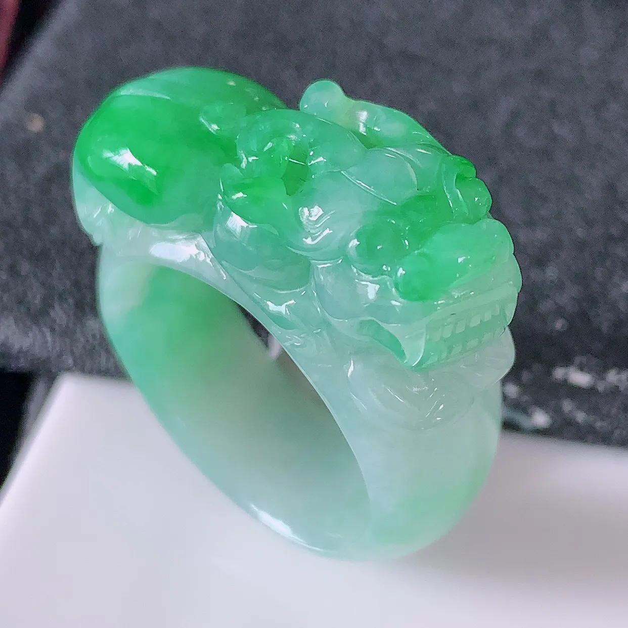 自然光实拍，飘绿翡翠貔貅扳指，19.2mm内径翡翠扳指，冰润指环，玉扳指，戒指，财源滚滚，玉质细腻，20圈口，种水好！#1.4尺寸31.5*19.2*10*7.8